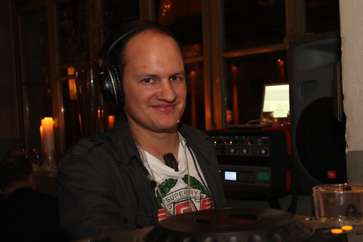 080418-Livingroom-FM-105