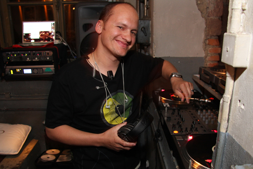 080501-Livingroom-FM-089